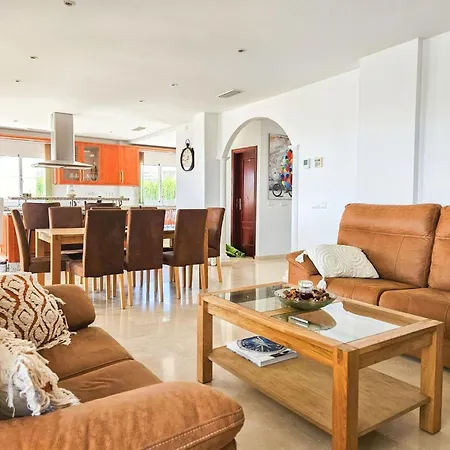 5 Bed With Pool In Cerros De Aguila