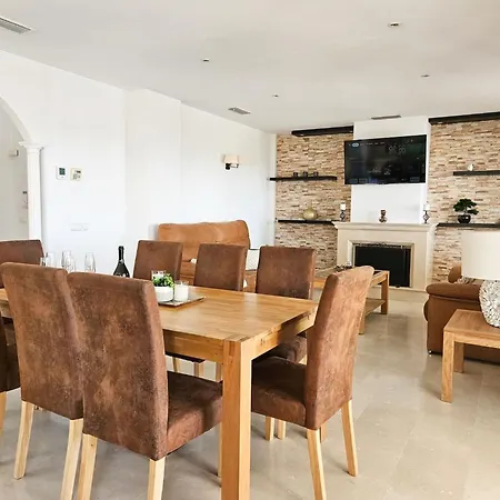 Villa 5 Bed With Pool In Cerros De Aguila *
