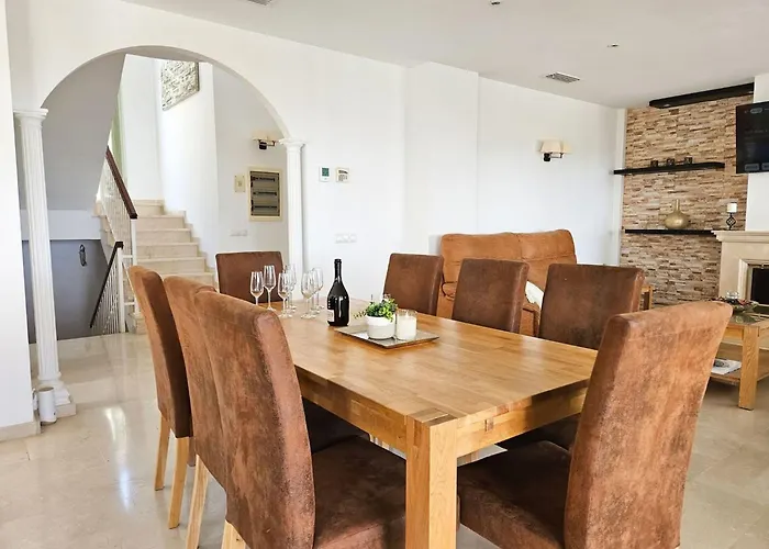 5 Bed With Pool In Cerros De Aguila