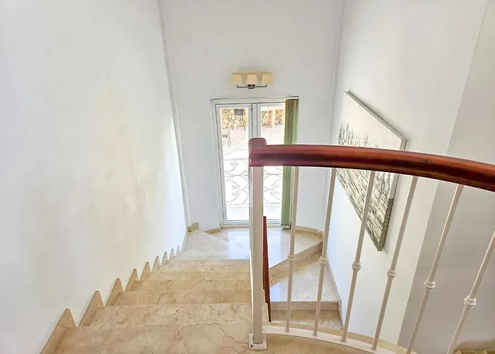 5 Bed With Pool In Cerros De Aguila *