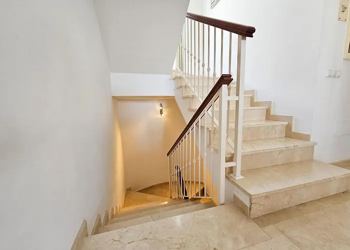 5 Bed With Pool In Cerros De Aguila 丰希罗拉