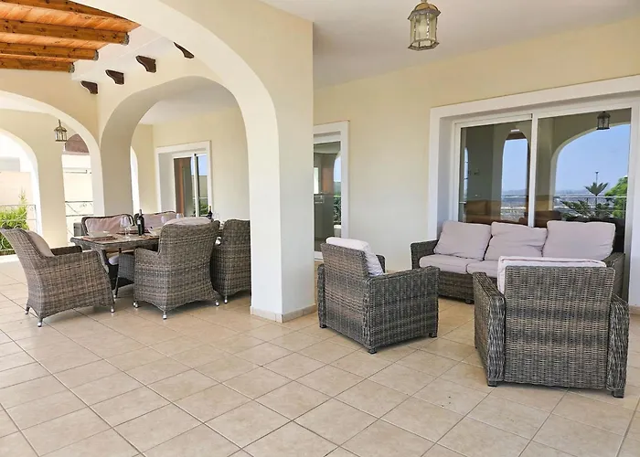 5 Bed With Pool In Cerros De Aguila *