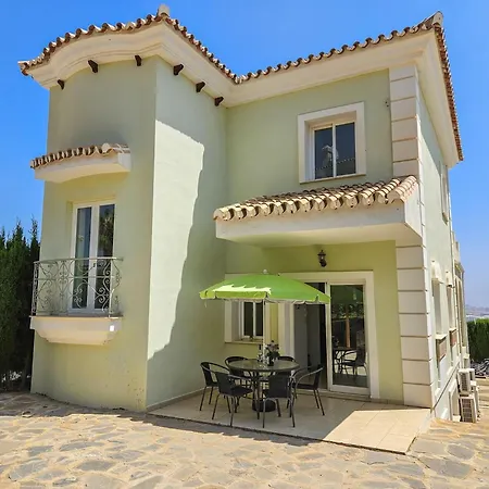 5 Bed With Pool In Cerros De Aguila *