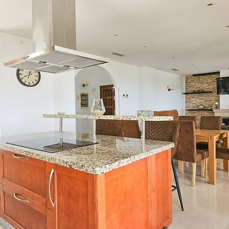 Villa 5 Bed With Pool In Cerros De Aguila