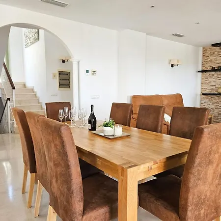 5 Bed With Pool In Cerros De Aguila