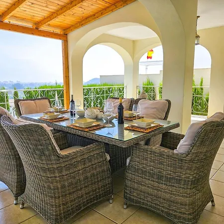 Villa 5 Bed With Pool In Cerros De Aguila *
