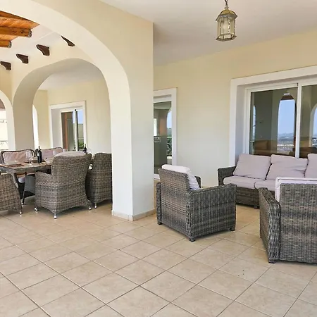 5 Bed With Pool In Cerros De Aguila *