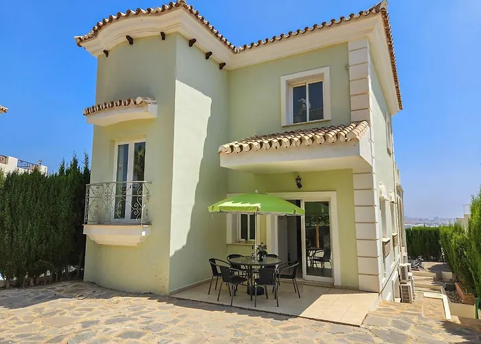 5 Bed With Pool In Cerros De Aguila *