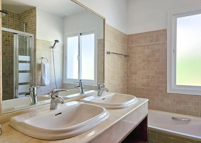 5 Bed With Pool In Cerros De Aguila Villa