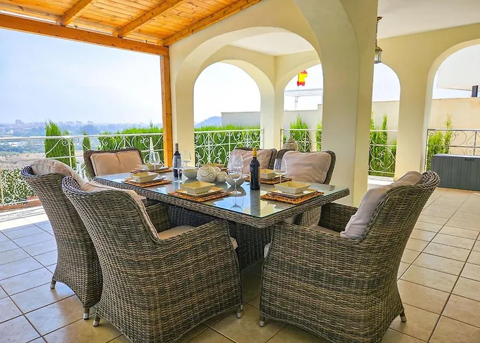 Villa 5 Bed With Pool In Cerros De Aguila *