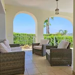 5 Bed With Pool In Cerros De Aguila フエンヒロラ